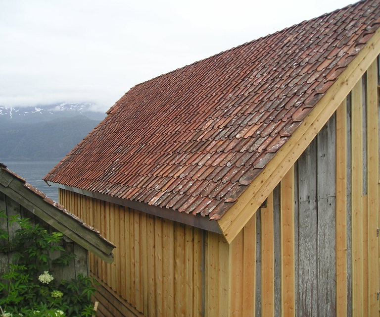 Store deler av kledningen måtte skiftes ut på grunn av de store skadene. Foto: Per Asle Hjelmeland