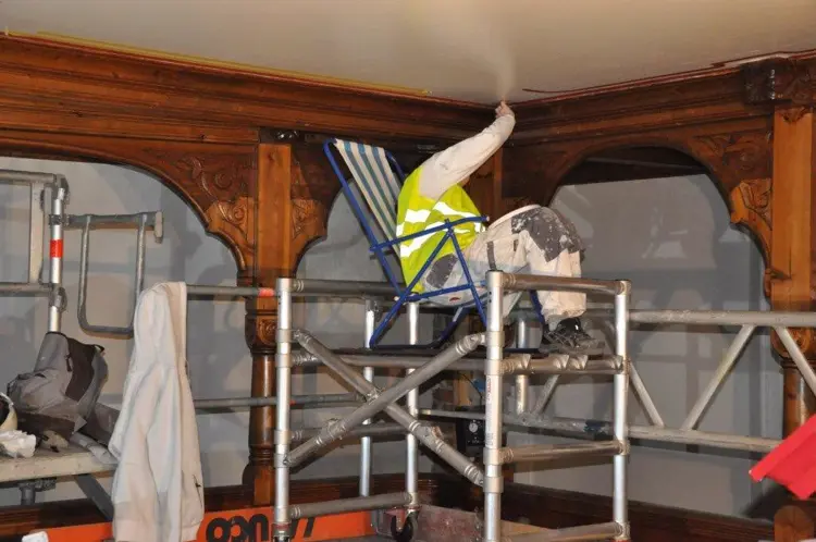 Ikke alle malerjobber er like lette å utføre! Det gjelder å innrette seg. Her må ikke bare talentet være på plass ... Foto: Leif Erixon, Malermester Buer 