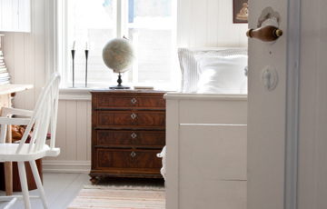 Med døra på gløtt. Foto: Liv J Sandvik Jakobsen