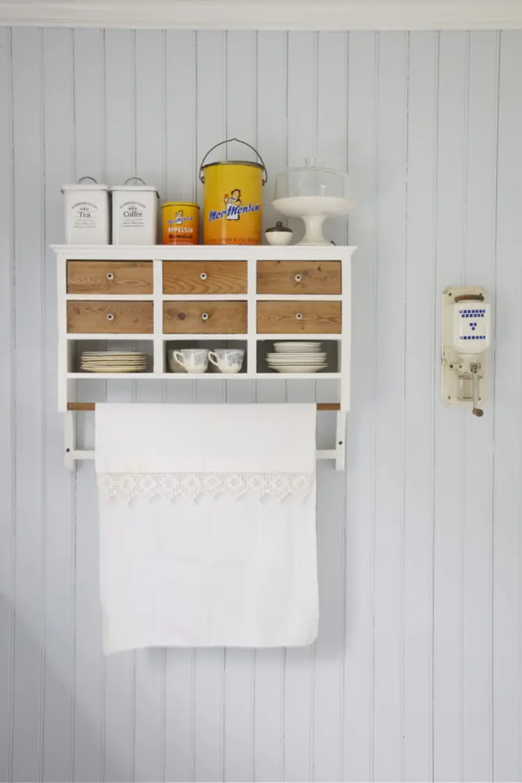 Åpne hyller hvor de fine hverdagstingene får plass. Foto: Liv J Sandvik Jakobsen