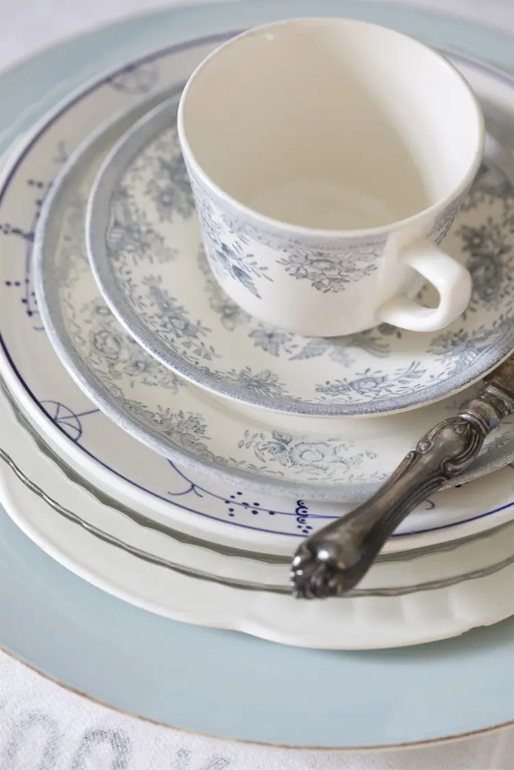 Å finne frem gammelt porselen. Foto: Liv J Sandvik Jakobsen