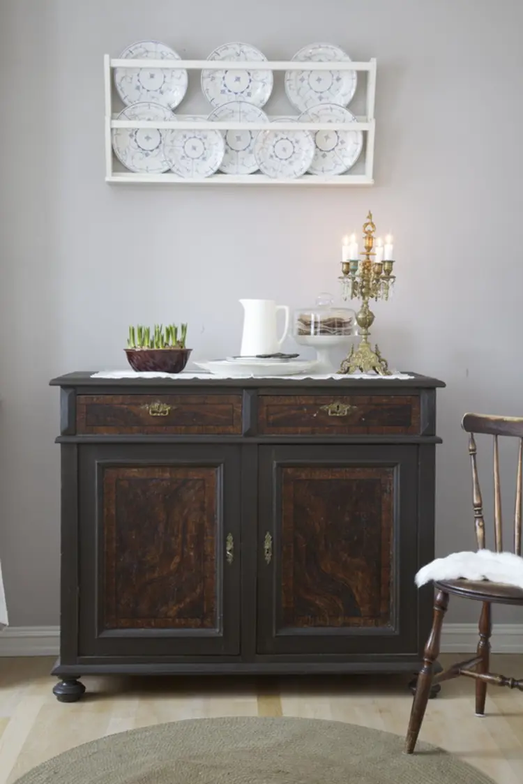 Gammelt skap har blitt skjenk. Foto: Liv J Sandvik Jakobsen