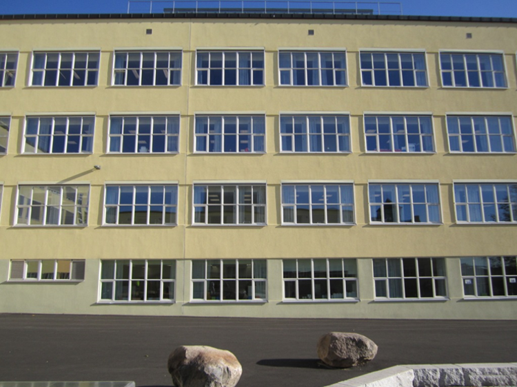 Sinsen skole (1938)  er en plasstøpt betongkonstruksjon med utvendig puss, opprinnelig isolasjon er 5 cm treullsement og gassbetong på innsiden. I dag er skolen etterisolert med 200 mm på utsiden. Foto: Multiconsult