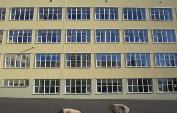 Sinsen skole (1938)  er en plasstøpt betongkonstruksjon med utvendig puss, opprinnelig isolasjon er 5 cm treullsement og gassbetong på innsiden. I dag er skolen etterisolert med 200 mm på utsiden. Foto: Multiconsult