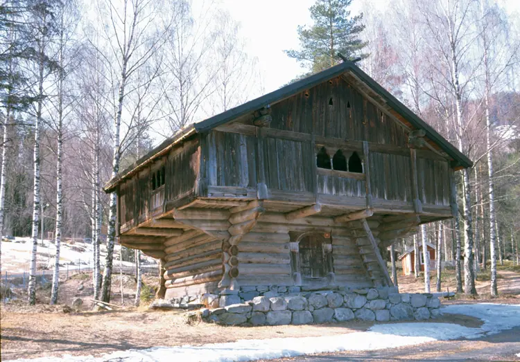 Staveloftet fra Ål i Hallingdal bygget i 1324, Hallingdal Folkemuseum. Foto: NIKU