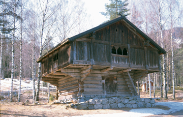 Staveloftet fra Ål i Hallingdal bygget i 1324, Hallingdal Folkemuseum. Foto: NIKU