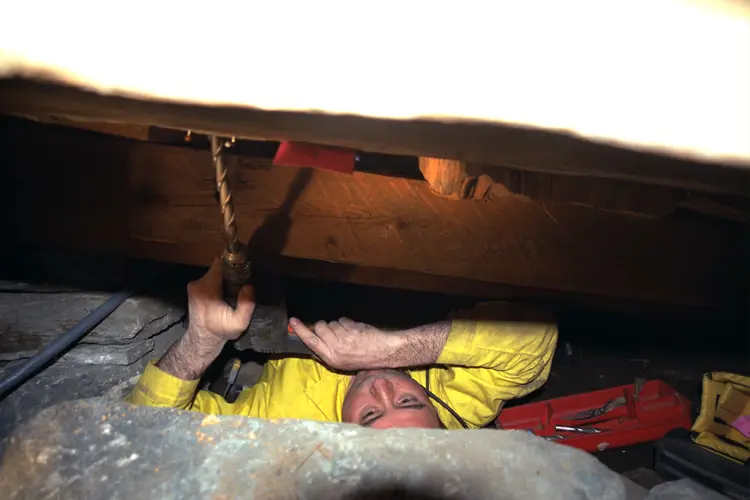 Boreprøver tas med spesialkonstruert 16 mm bor. Foto: NIKU