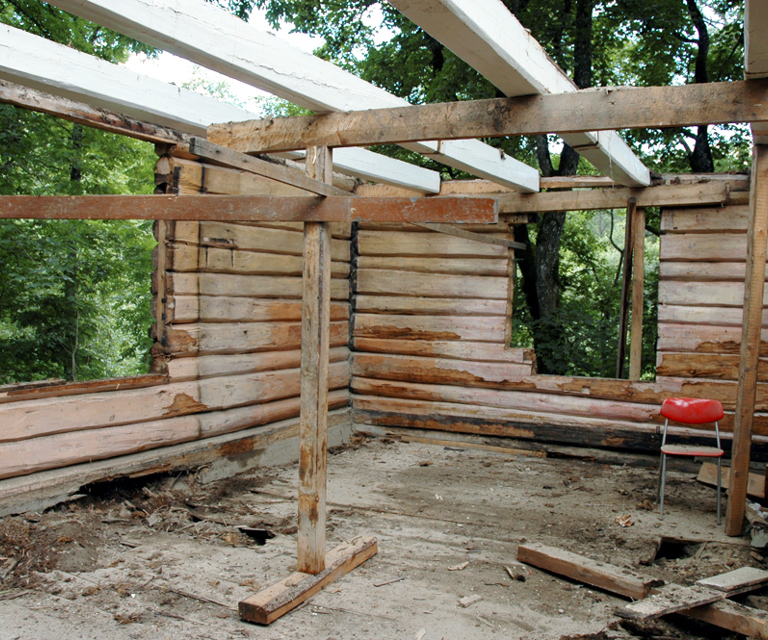 Her støttes takkonstuksjonen i første etasje opp. Det er lite bæring igjen i veggene siden blant annet vindusåpningene har blitt utvidet i sveitserstilperioden. Foto: Norske Hjem