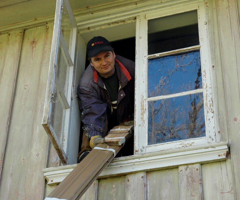 Det er lurt å bunte sammen mindre bygningsdeler som listverk og panel før transport. Foto: Norske Hjem