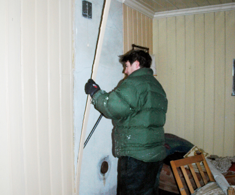 Innvendig panel er merket og fjernes forsiktig. Foto: Norske Hjem