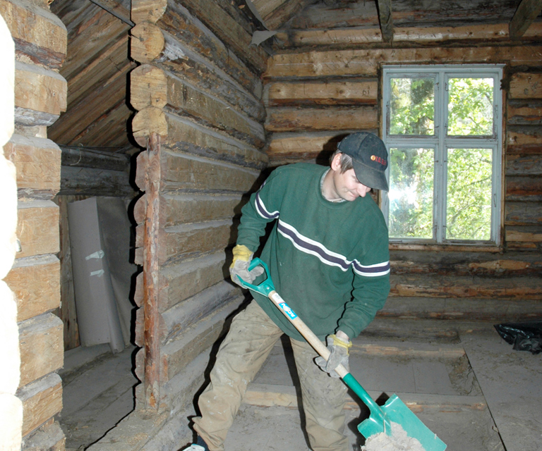Det var stubbloftsleire i bjelkelagene i bøtter og spann. Denne ble spadd ut for hånd og ikke benyttet omigjen. Foto: Norske Hjem