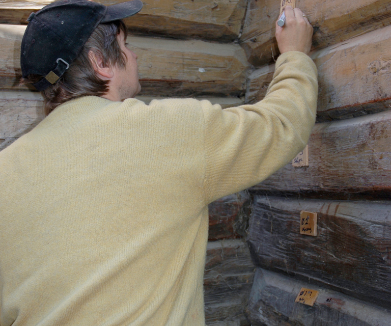 Tømmerveggene i 1. etg. merkes med små finerplater påskrevet med vannfast tusj. Foto: Norske Hjem