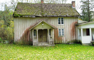 Det gamle svalgangshuset fra slutten av 1700-tallet hadde stått tomt siden 70-tallet og begynte å se svært forfallent ut. Heldigvis viste det seg at skadeomfanget var overkommelig og bygningen kunne reddes. Den eneste måte å redde bygninge på var å flytte den. Til høre ses et nyere tilbygg, dette ble stående igjen på tomta. Sveisterstilveranda ble tilføyd tidlig på 1900-tallet. Utvendig panel, de to vinduene og hovedinngangsdøra er fra rundt 1850. Foto: Norske Hjem