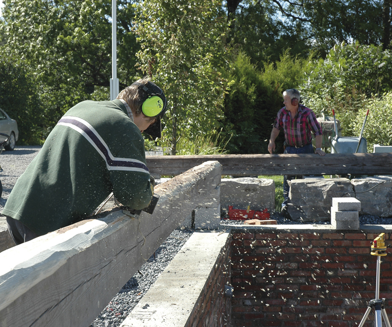 Tor Harald høvler til de nye bunnsvillene. Takk til Tor Harald (bak) som bidro mes god veiledning og kunnskap underveis når de nye bunnsvillene skulle lages til. Foto: Norske Hjem