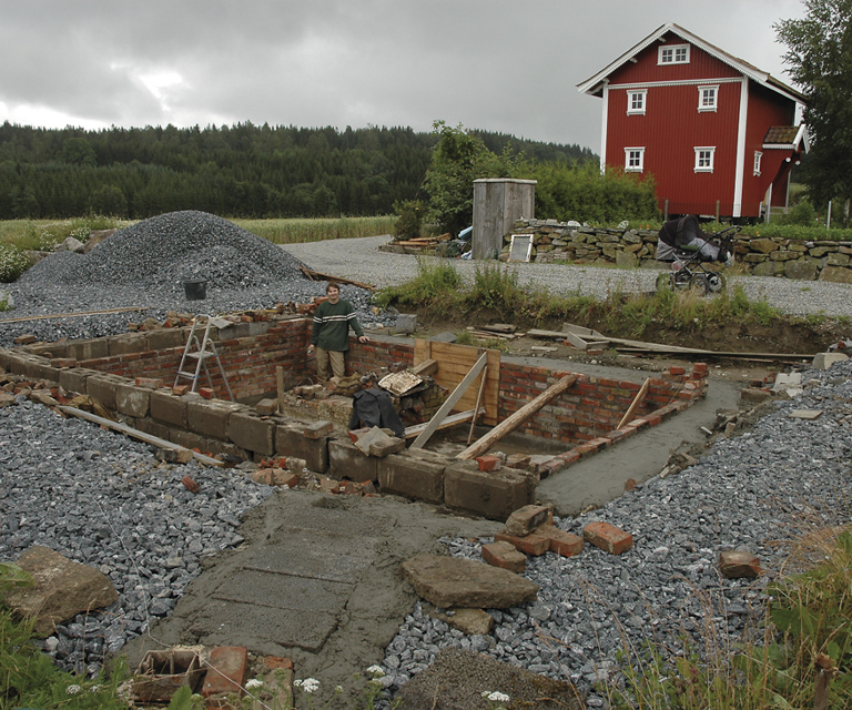 Den gamle kjelleren er antageligvis fra 1912. De gamle teglsteinene og sementsteinen ble brukt om igjen så langt det lot seg gjøre. Foto: Norske Hjem
