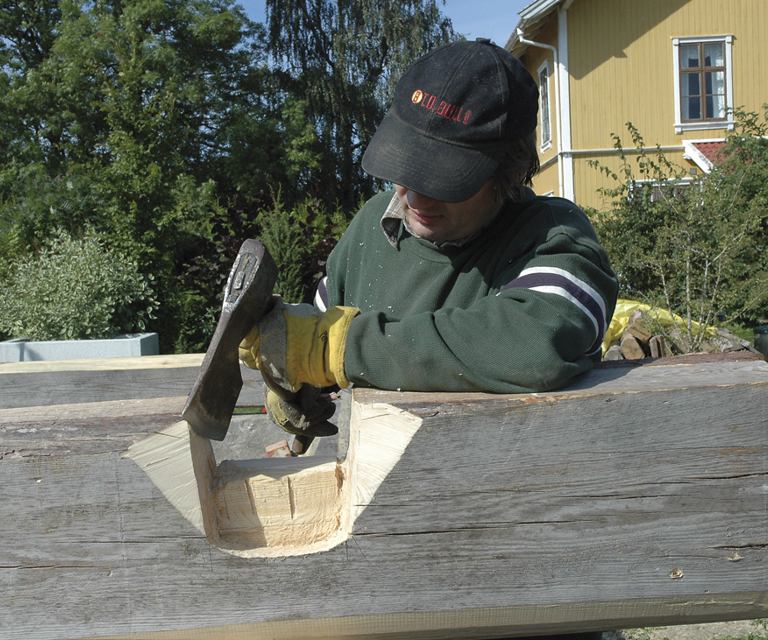 Her prøver jeg meg med øksa. Foto: Norske Hjem