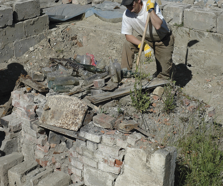 Den gamle kjelleren graves ut. Her ses restene etter den gamle bakerovnen. Foto: Norske Hjem