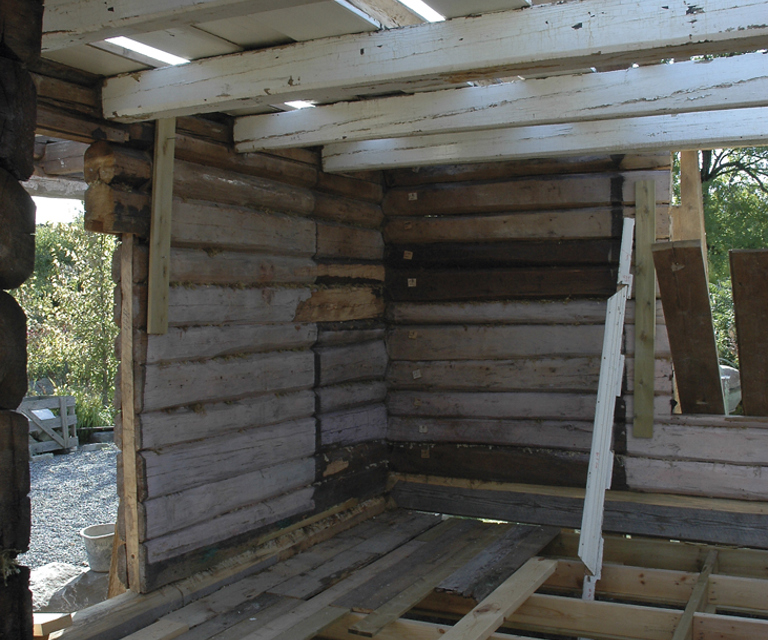 Første etasje er gjenreist. legg merke til sporene etter en gammel skapseng i hjørnet. Foto: Norske Hjem