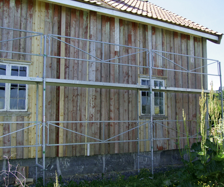 På nordsiden er bortimot alle bord satt tilbake på opprinnelig sted, det er lett å se hvilke som er skiftet ut. Foto: Norske Hjem