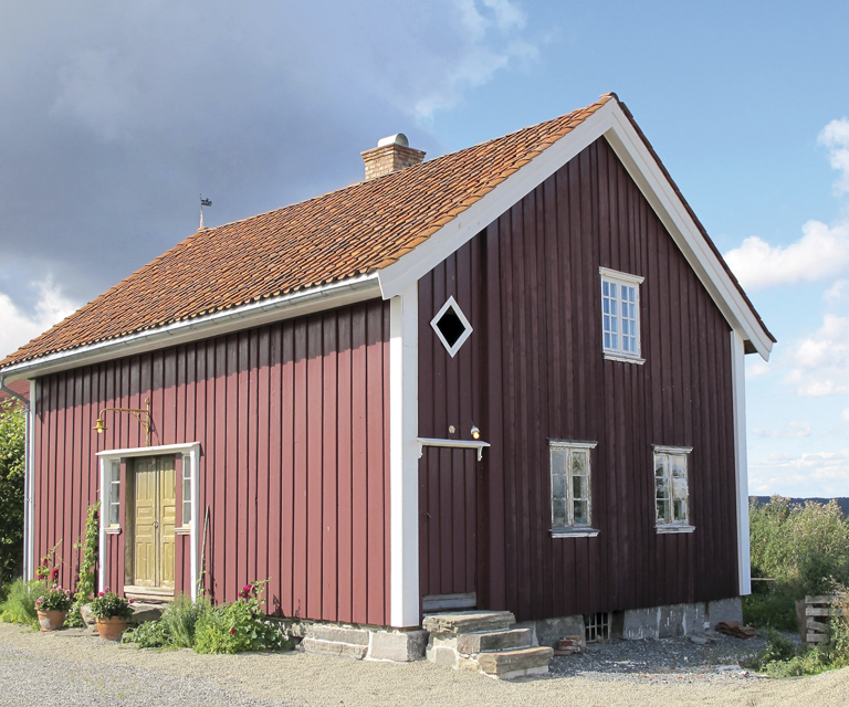 Sommeren 2010 så svalgangshuset slik ut. Jeg er nesten ferdig , endel gjenstår inne. De aller fleste ville nok ikke trodd at dette faktisk er samme hus som det jeg gikk løs på for tre år siden. Foto: Norske Hjem