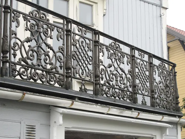Detalj av vakker balkong i støpejern, Egersund.