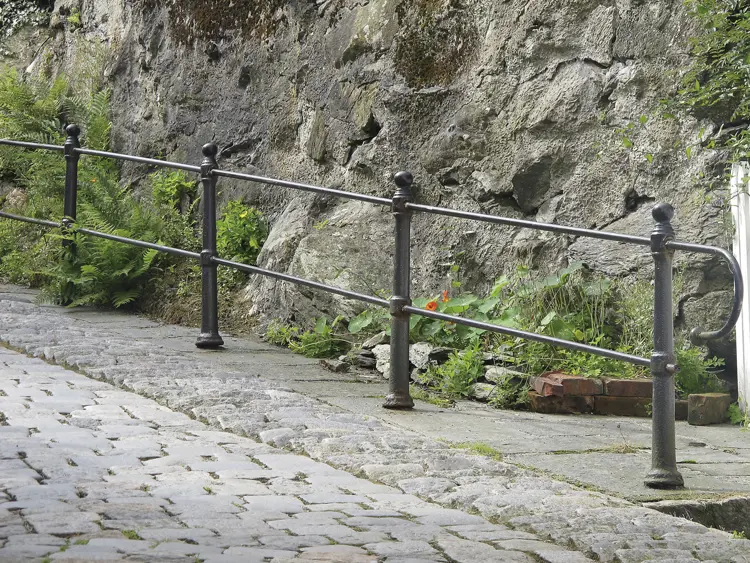 Enkelt men vakkert gjerde i støpe- /smijern, Stavanger