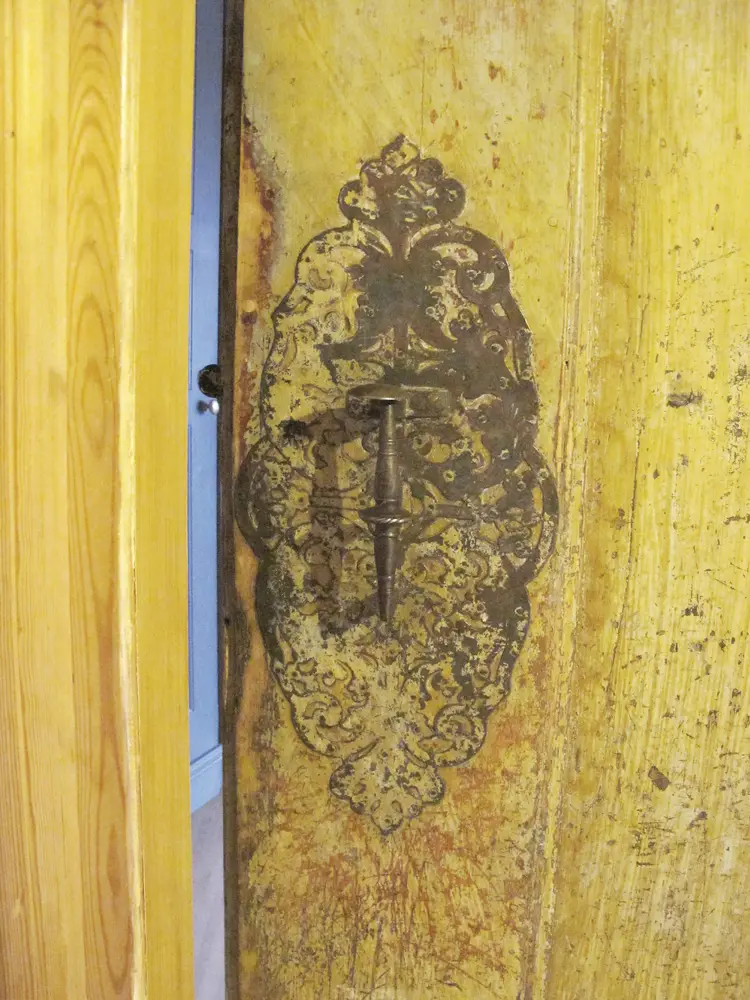 Stort beslag fra 1700-tallet i smijern. Et imponerende arbeide. Blessom, Vågå