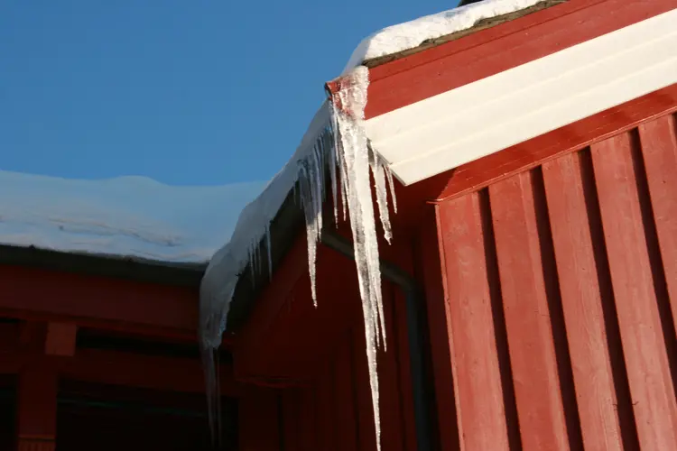 Istapper fra taket er som regel et tegn på at den dyrekjøpte energien din er på avveie. Ola H. Fjeldheim