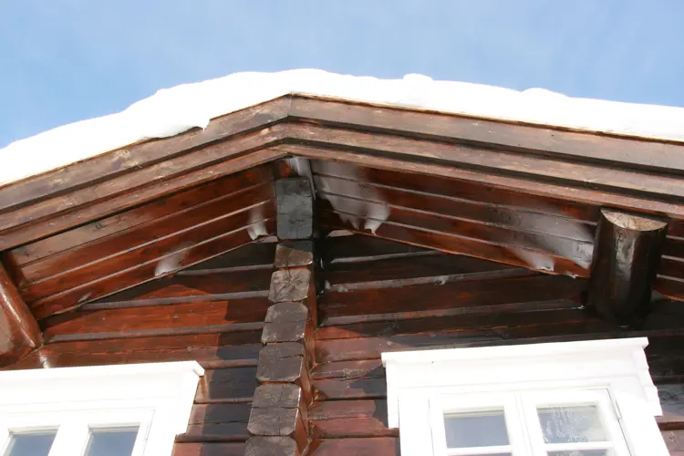 Luftlekkasjer i ny hytte. Fukten i den varme inneluften kondenserer og fryser når den kommer ut. Foto: Ola H. Fjeldheim