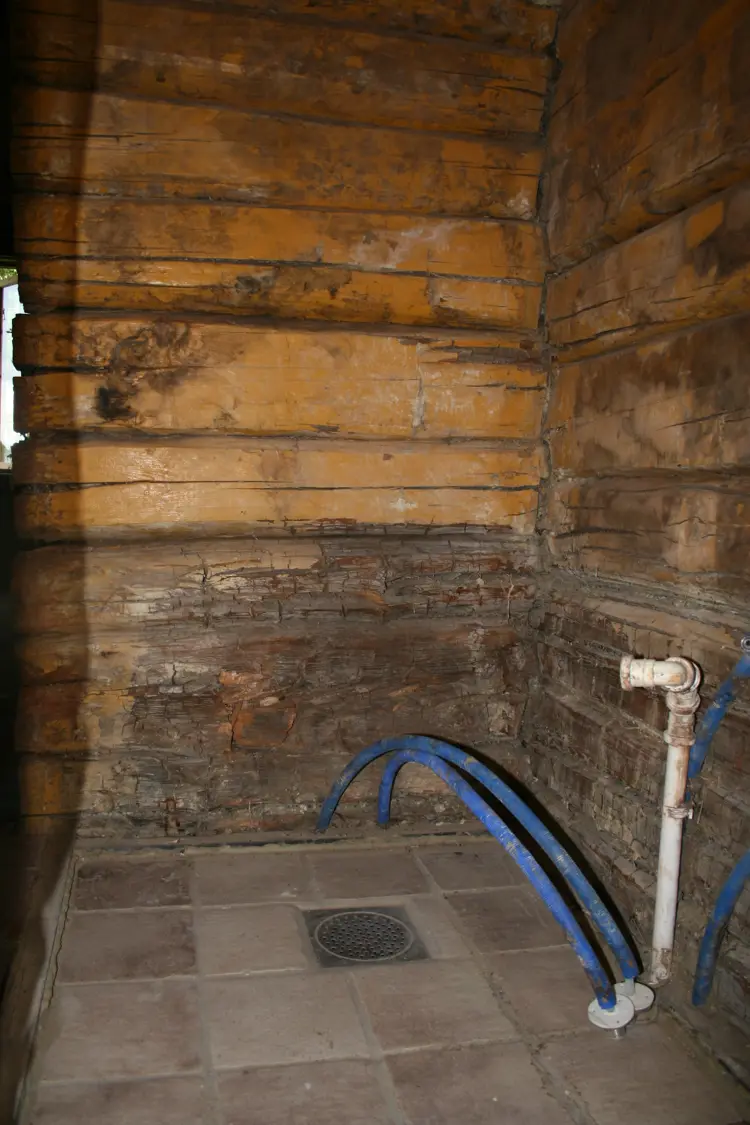 Hussoppangrep, som fort kan komme på kjøpet når en isolerer uten kunnskap om eldre hus. Foto: Ola H. Fjeldheim