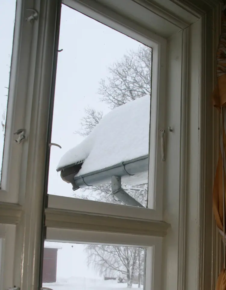 Den løse ramma fikk fint anslag mot profilen i vinduskarmen. Nederst måtte vi legge i en list for å få anslag. Denne tas ut om våren samtidig med vinduene. Foto: Ola H. Fjeldheim