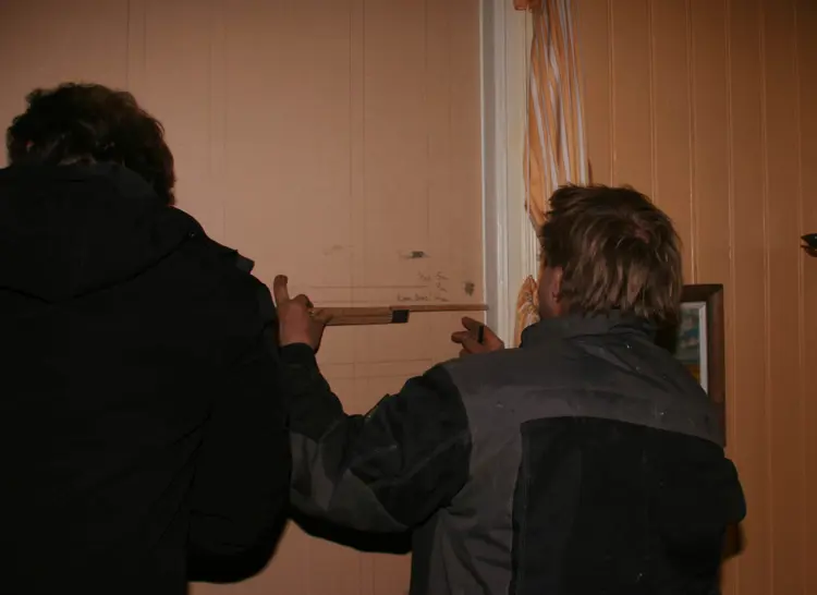 Vindusåpningene hadde ikke lengre helt rette diagonaler. Vi målte opp skjevhetene ved hjelp av en løs plate, og tilpasset målene på rammen som vinduene skal inn i. Foto: Ola H. Fjeldheim