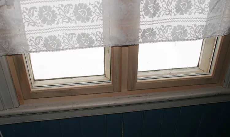 Detalj av karmen og vinduene. Foto: Ola H Fjeldheim