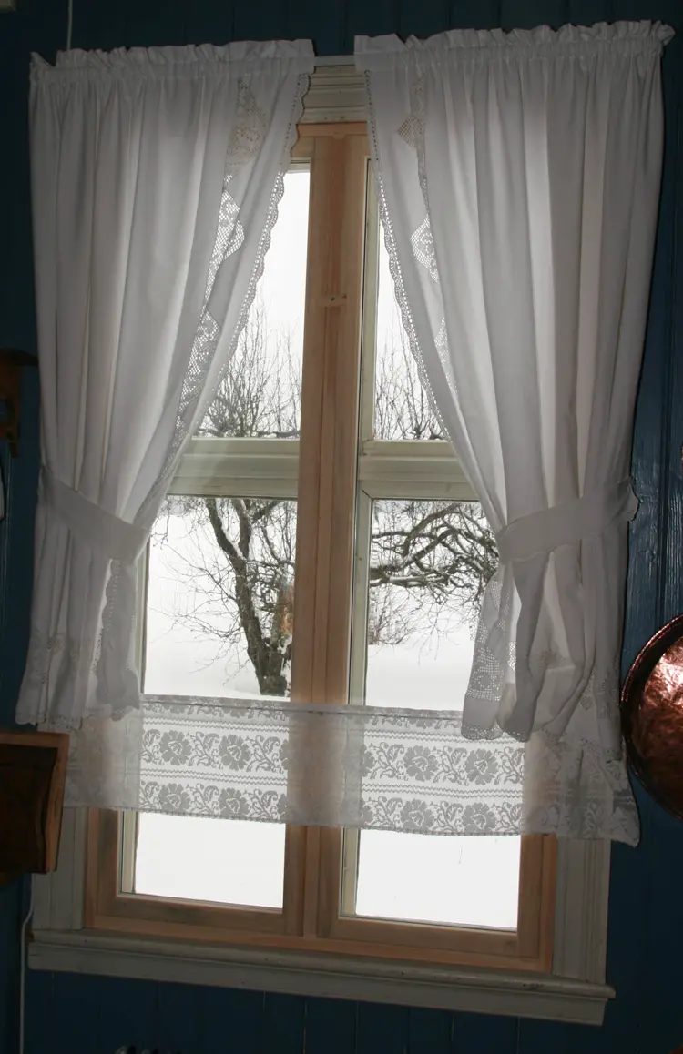 Innervinduer i karm med to-lags isolerglass. Karm og rammer skal males.(Og jammen tror jeg gardinene skal skiftes). Foto: Ola H. Fjeldheim