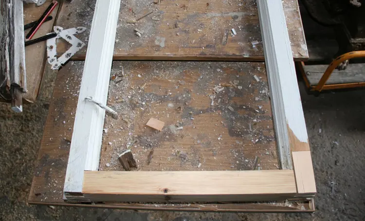 Ikke bytt mer enn du må, men husk også at det skal holde lenge. Her er ramtreet nederst byttet, mens det ene stående er spunset. Foto: Ola H. Fjeldheim