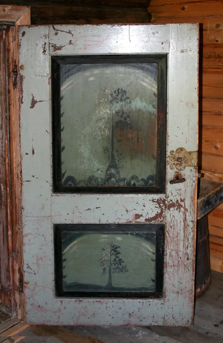 Dør med minner fra 200 år. Foto: Ola H Fjeldheim