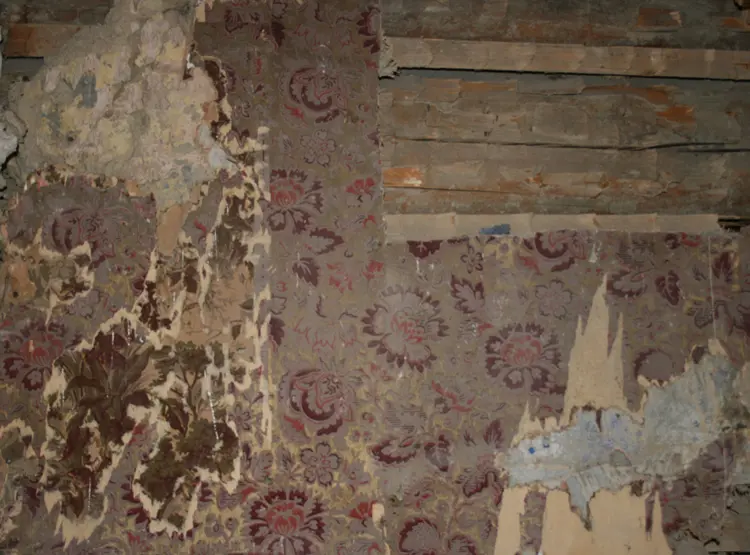 Noen tiårs tapetmote i fogd Malthes arbeidsværelse, Risebro i Ullensaker. Foto: Ola H Fjeldheim