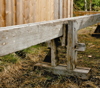 Skottbenk frå garden Kverndal i Målselv Kommune. Benken har tidlegare truleg hatt stramming med skruvar men er no tilpassa bruk med kilestramming. Foto: Siv Holmin