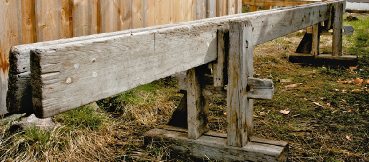 Skottbenk frå garden Kverndal i Målselv Kommune. Benken har tidlegare truleg hatt stramming med skruvar men er no tilpassa bruk med kilestramming. Foto: Siv Holmin