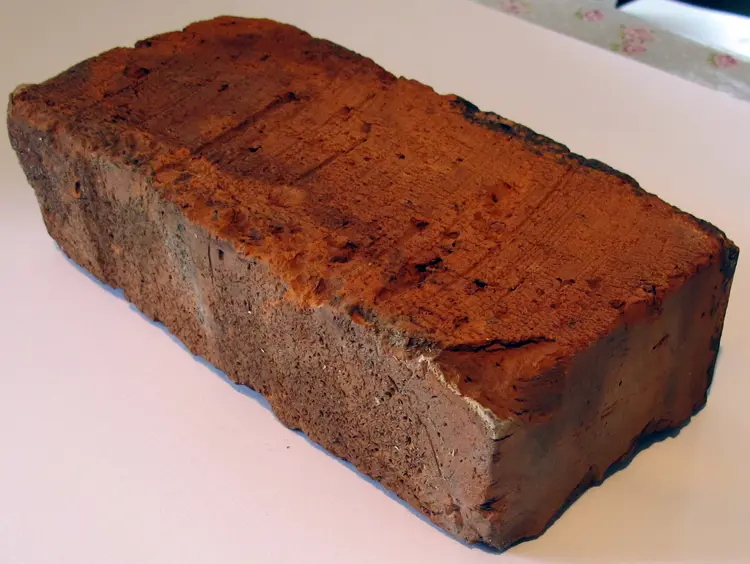 Massivtegl, brukes særlig i konstruksjoner hvor det stilles spesielle krav til brannmotstand og lydisolasjonsevne. Foto: Claes Lampi