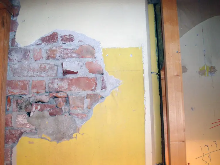 Gammel murpuss er verdt å ta vare på, enten ved å reparere eller om nødvendig kopiere. Foto: Claes Lampi