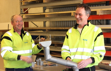 Audun Larsen og Inge Myren med det ferdige produktet