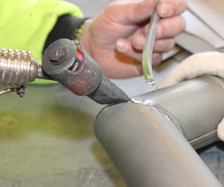 Emnene fikseres, strykes med loddevann Foto Terje Granås.JPG