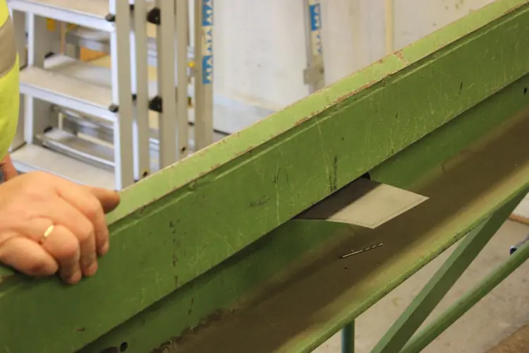 En dobbelt fals knekkes på ferdig utklipt emne Foto Terje Granås.JPG