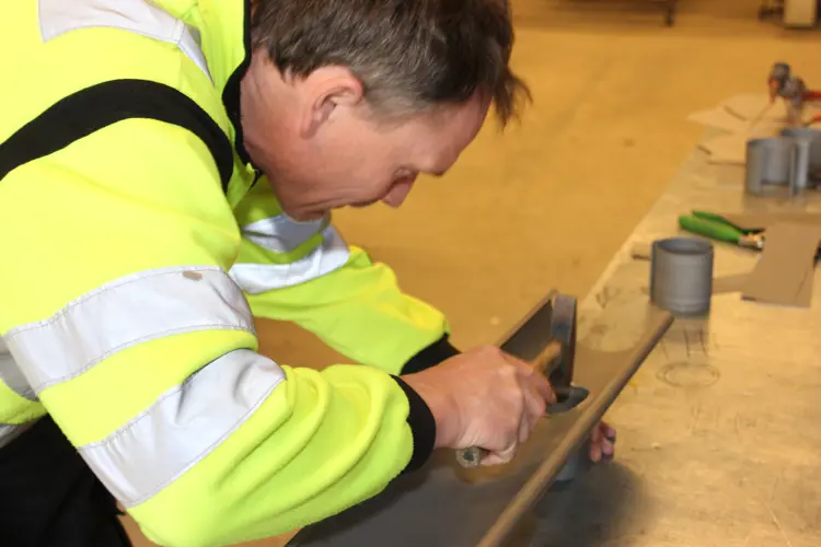 Falsen tilpasses krummgen i renna Foto terje Granås.JPG