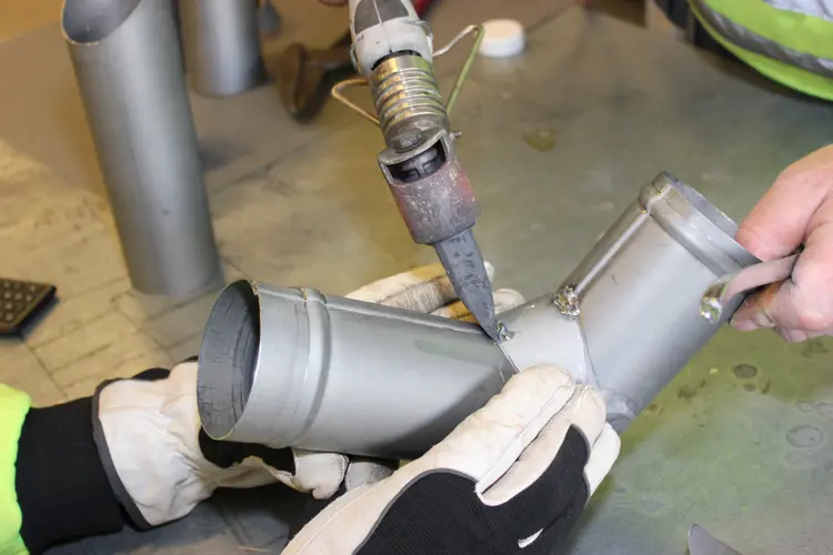 Når delene til bendet er loddet settes det på en fisk Foto Terje Granås.JPG