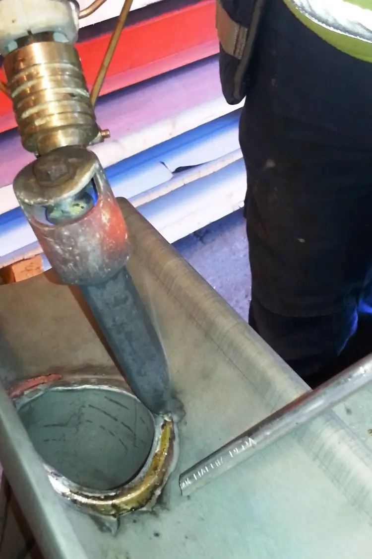 Tappestykke loddes fast i renna Foto Terje Granås.jpg