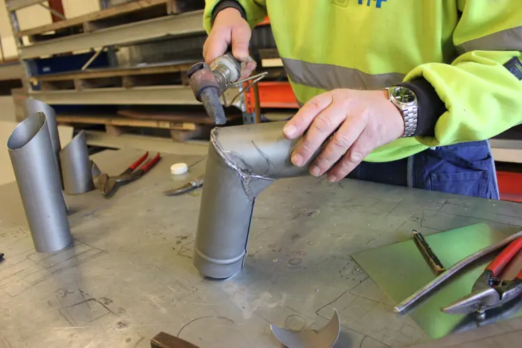 Til slutt strykes loddingene Foto Terje Granås.JPG