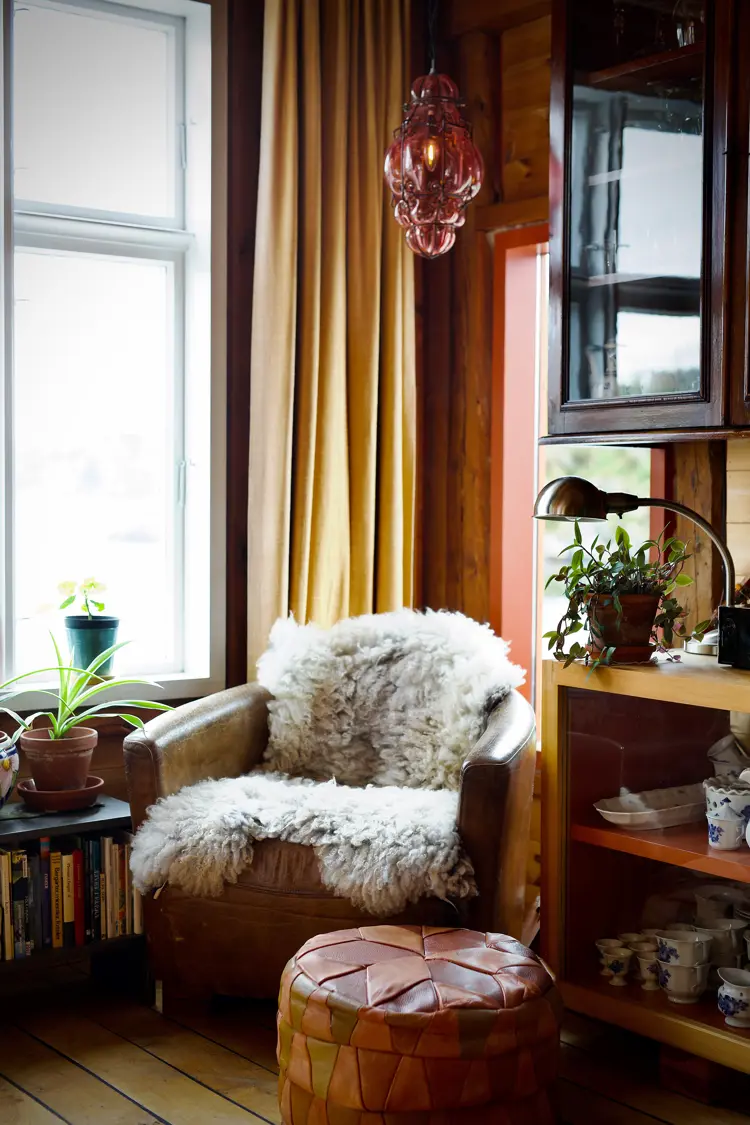 Møblene er en blanding av arvemøbler, eller de er kjøpt på Finn.no eller det som tidligere var Lauritz.com. Foto: Lise Bjelland