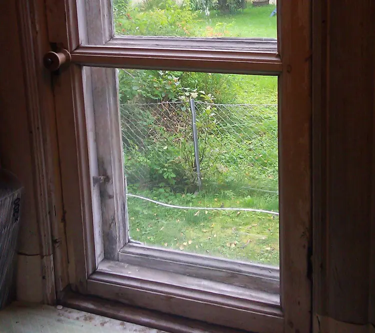 Vinduet er ferdig tettet! Foto: Kristoffer Darj